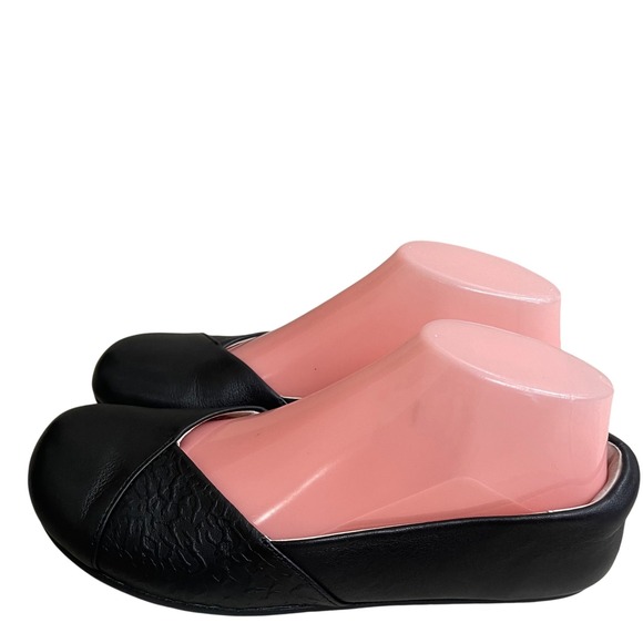 Xero Shoes Phoenix Leather Slip On Ballet Flats Comfort Casual Womens 7 EUC - Picture 1 of 7